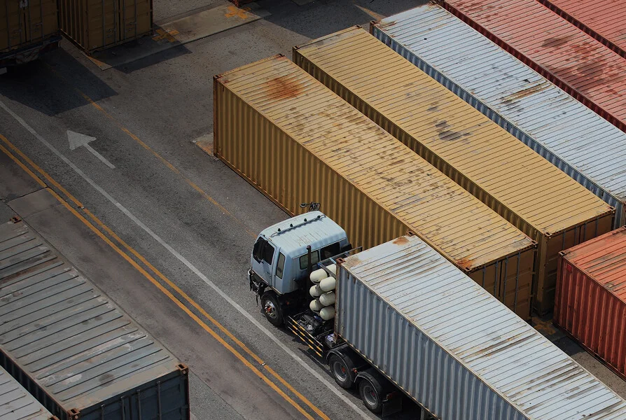 Chở container vào bãi